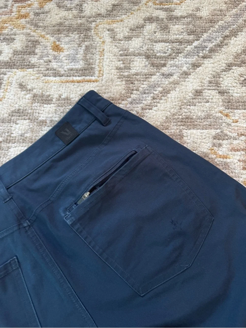 Vuori Meta Pant Men’s Navy Blue Stretch Athleisure Golf Chino Pants Flaw